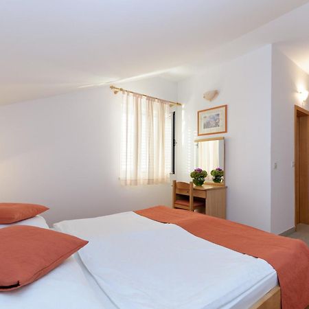 Hotel Epario Лопар Экстерьер фото