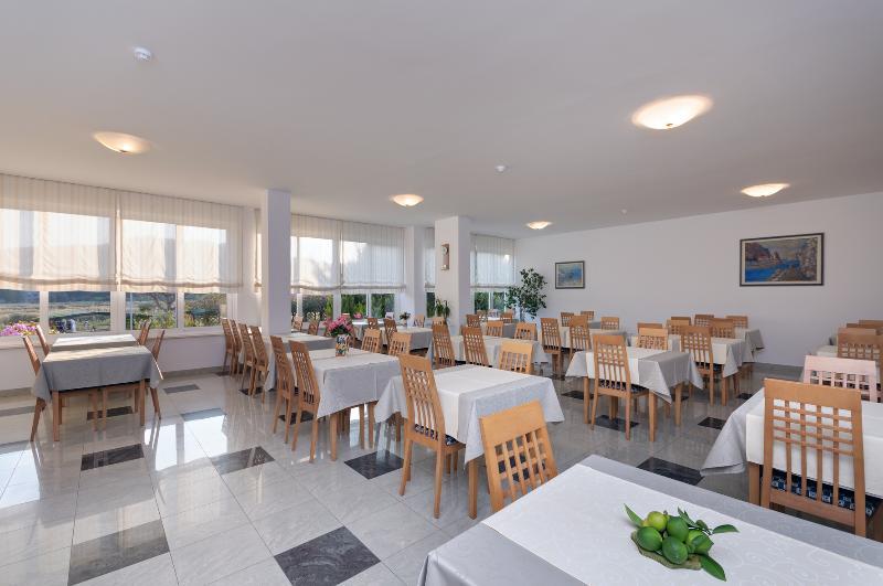 Hotel Epario Лопар Экстерьер фото